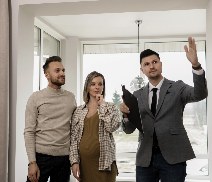 Agent immobilier GSI faisant visiter un appartement à un couple