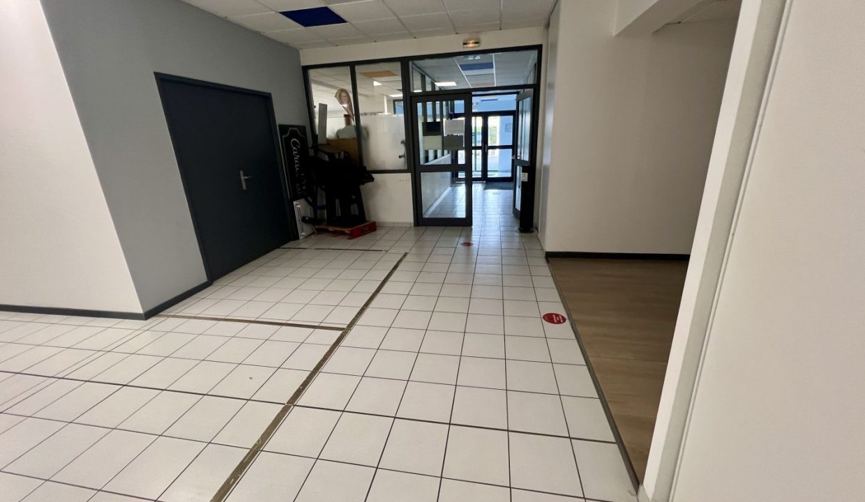 local-commercial-entrepot-vertou-a